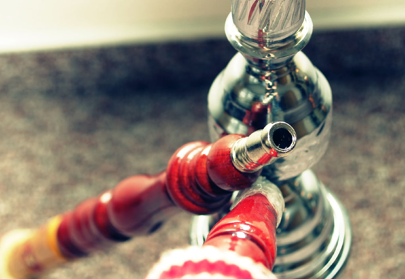 Illustration for article titled Si pensabas que fumar en shisha era más sano que hacerlo en cigarillos, tenemos malas noticias